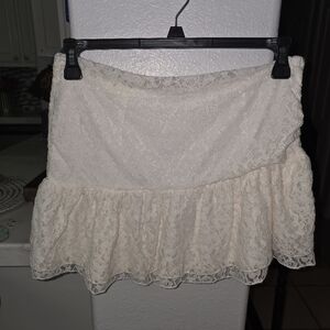 Chic Lace Mini Skirt in Cream